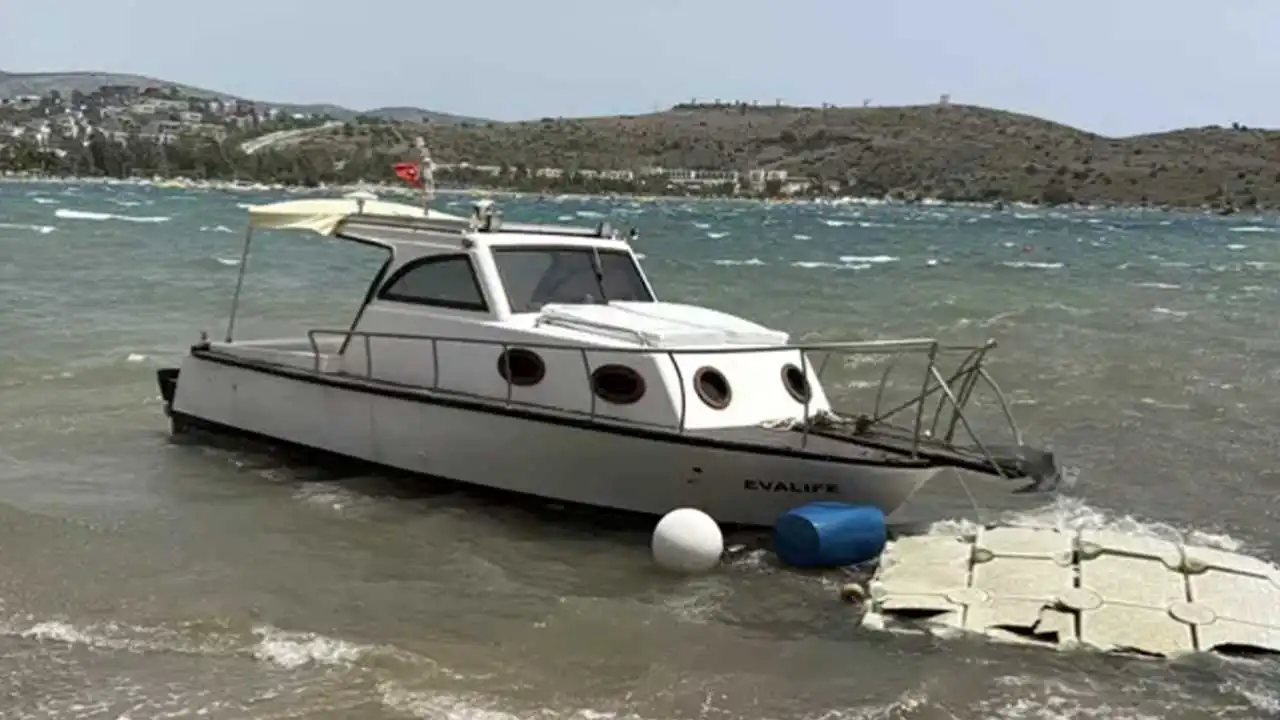 Tatil cennetinde büyük felaket :Fırtına tekneleri sürükledi! haberinin görseli