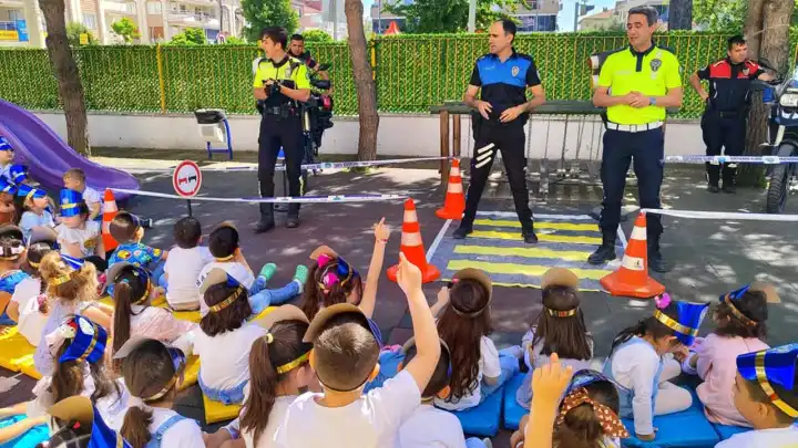Tire'de polisten anaokulu öğrencilerine trafik eğitimi