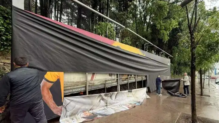 Beşiktaş Stadyumu’nda billboard krizi: ‘Şampiyon Galatasaray’ reklamı siyah bantla kapatıldı
