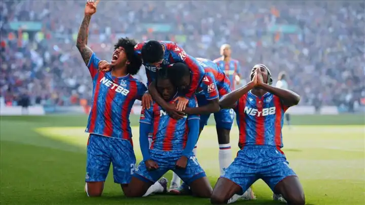 Crystal Palac tarihinde bir ilk:  FA Cup'ı müzesine götürdü