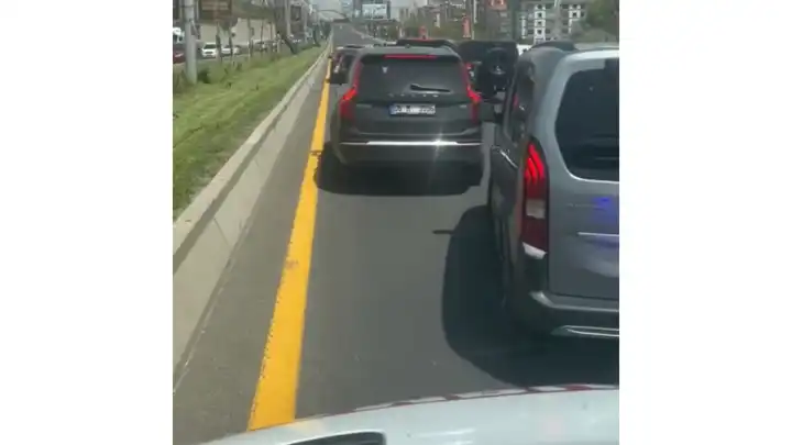 Düğün konvoyu ambulansa yol vermedi: 3 araç trafikten men edildi, 49 bin liralık ceza kesildi