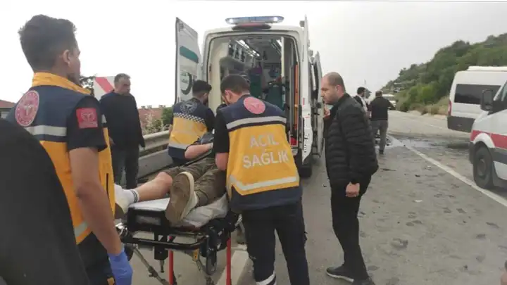 İşçileri taşıyan minibüs ile otomobilin çarpıştı: Çok sayıda yaralı var!