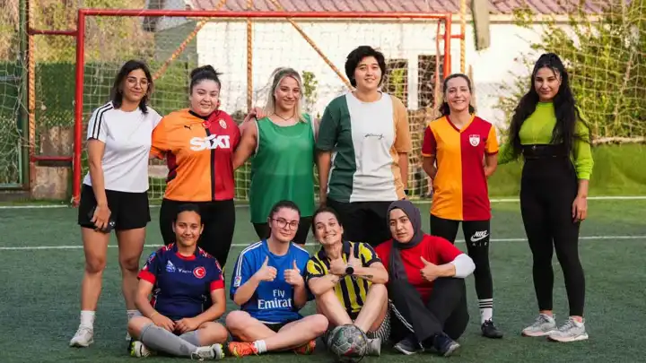 İzmir’de kadınlar halı sahada buluşuyor, stresi futbolla atıyor