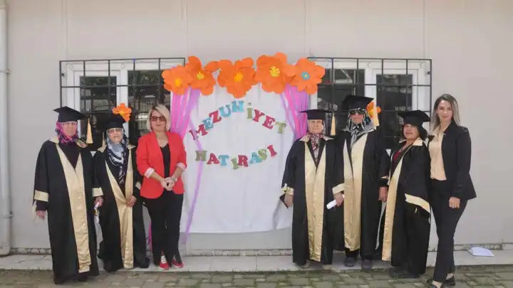 Ödemiş'te okuma yazma kursunu bitirenlere sertifika