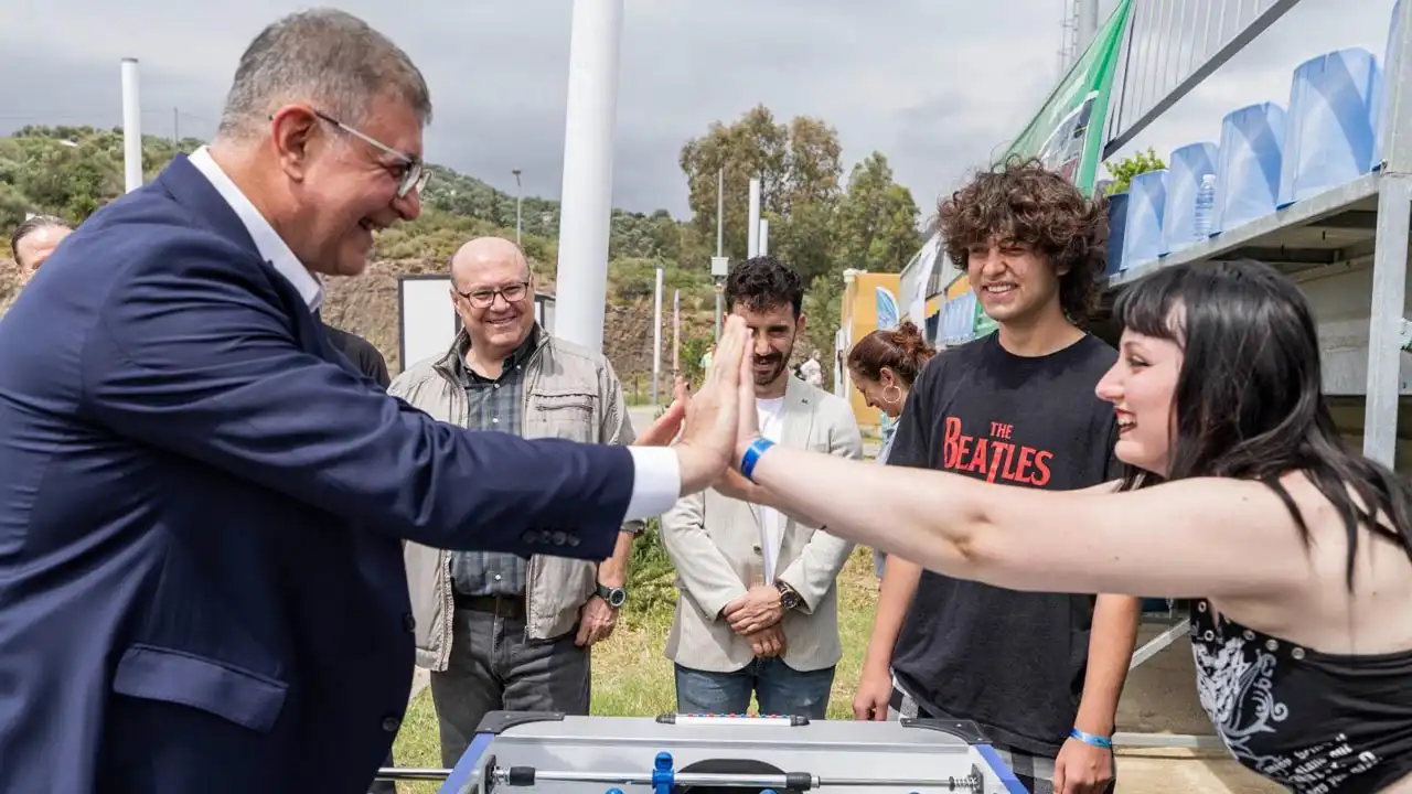 Başkan Tugay gençlerle bir arada haberinin görseli