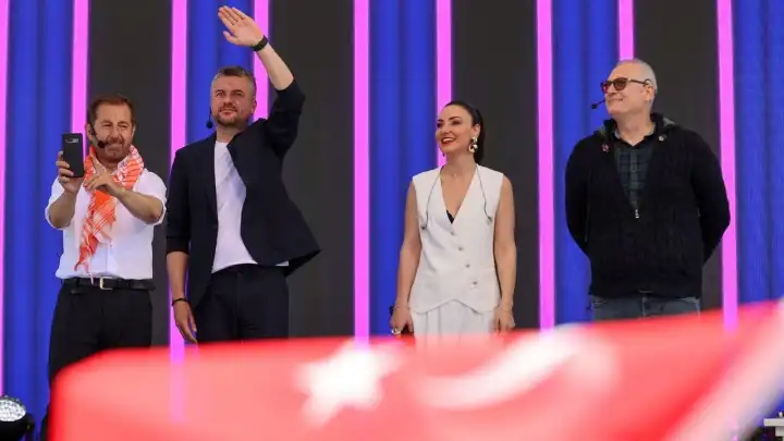 Buca’nın Zeki-Metin Amfi Tiyatrosu Serhan Asker ile Görkemli Hatıralar’da açıldı