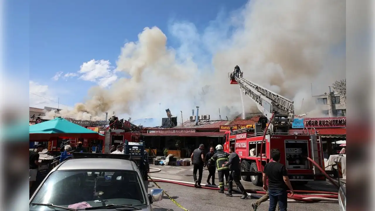 Erzincan'da büyük yangın: 20 dükkan zarar gördü haberinin görseli