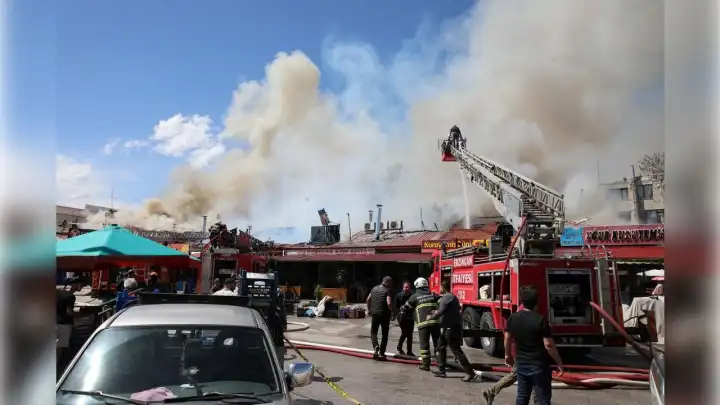Erzincan'da büyük yangın: 20 dükkan zarar gördü