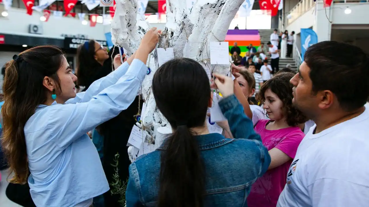 Güzelbahçe’de gençler buluştu haberinin görseli