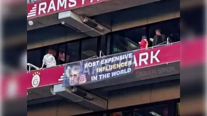 Mourinho'ya Galatasaray’dan ironik pankart
