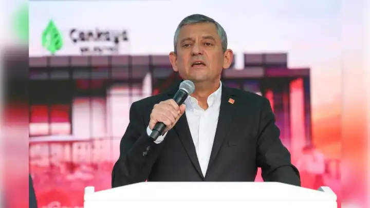 Özgür Özel: Türkiye’de gençler ikilem içinde