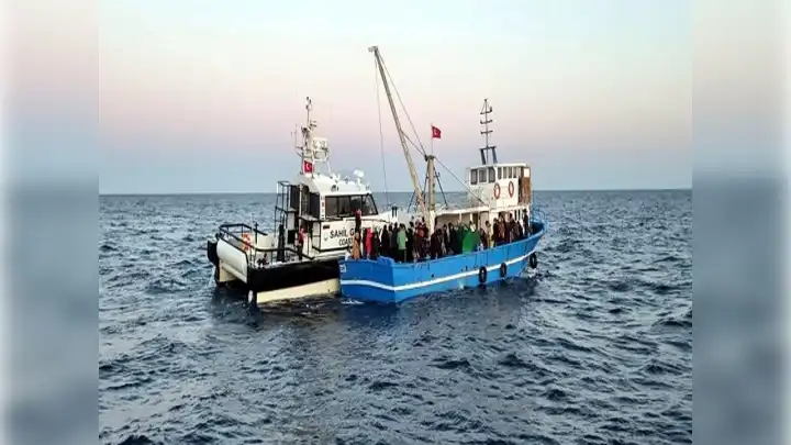 Balıkçı teknesinde 92 kaçak göçmen yakalandı