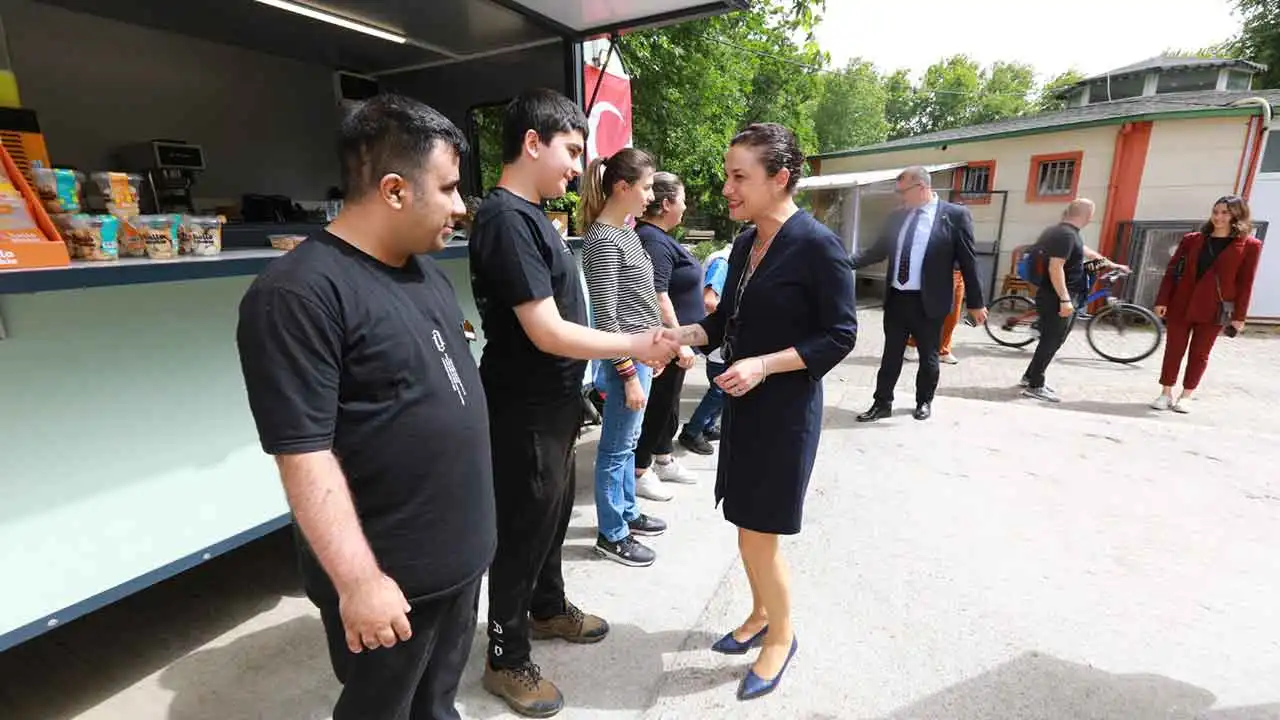 Başkan Sengel’den engelsiz gençlere destek ziyareti haberinin görseli
