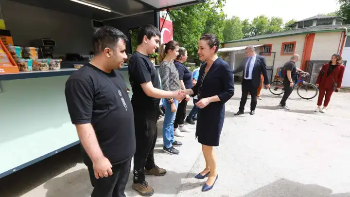 Başkan Sengel’den engelsiz gençlere destek ziyareti