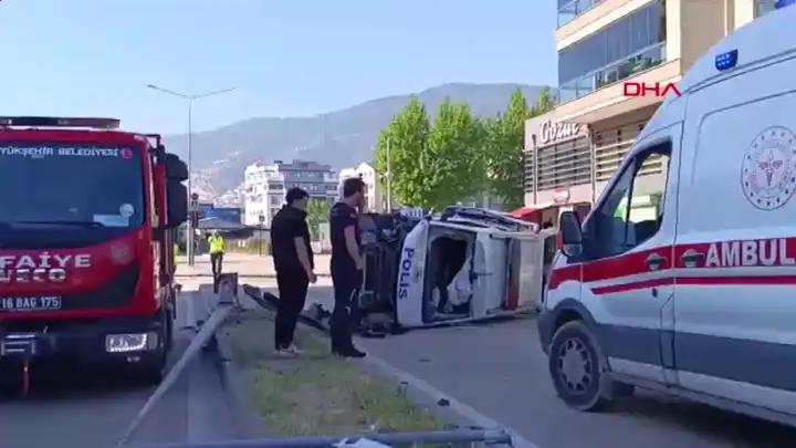 Bursa’da ihbardan dönen polis aracı devrildi: 5 yaralı