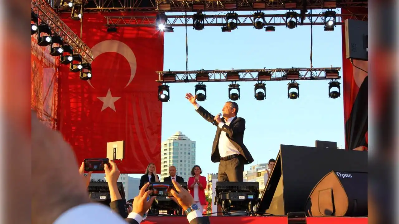 CHP Lideri Özel İzmir’de Cumhurbaşkanı’na seslendi: Rakibiyle baş edemeyince onu hapse attı! haberinin görseli