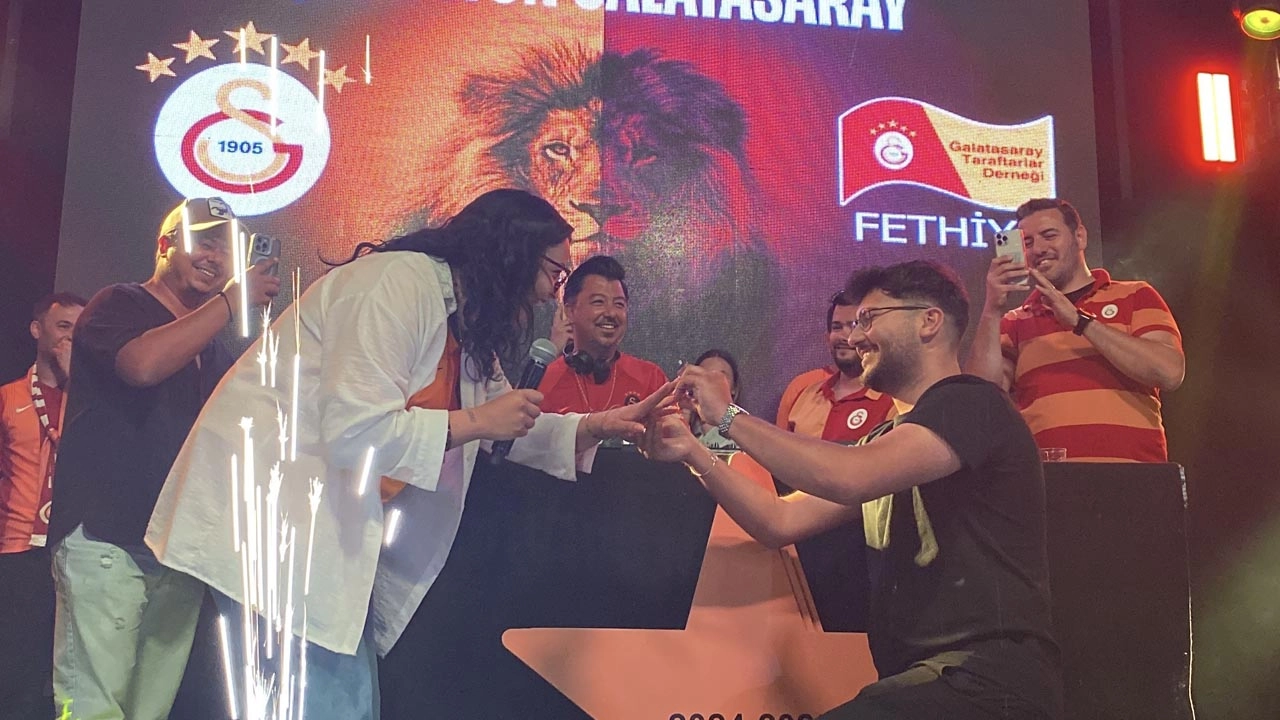 Galatasaray kutlamalarında sürpriz evlilik teklifi başlıklı video haberin görseli
