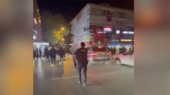 Galatasaray kutlamalarında taraftarlara Kadıköy’de taşlı saldırı