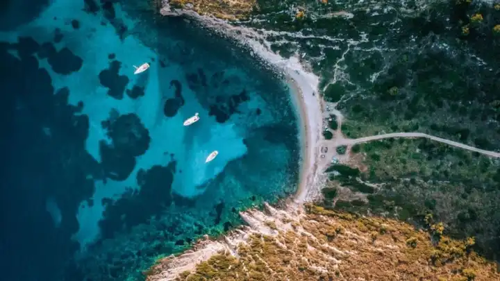 Haritada bile görünmüyor! Kalabalıktan kaçanların yeni gözdesi: Sadece bilenlerin gittiği Urla’nın en sakin koyu..