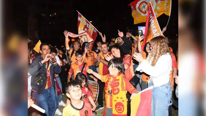 İzmir’de Galatasaray şampiyonluk kutlaması