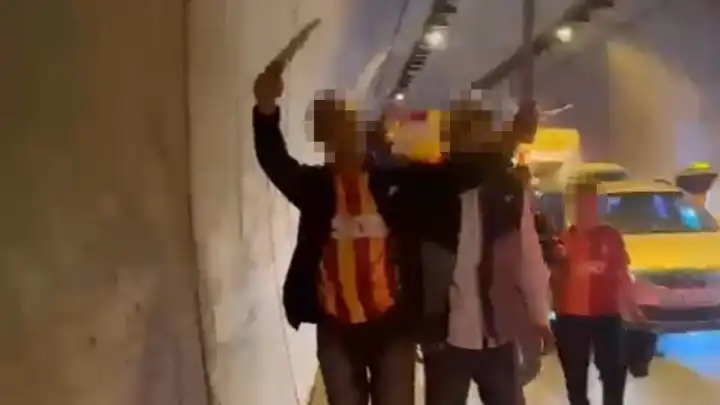 İzmir'de şampiyonluk kutlamalarında tehlikeli görüntüler: Döner bıçaklarıyla sokağa çıktılar
