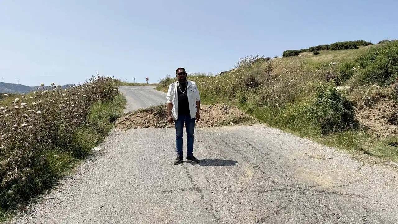 İzmir haber: Arazisinden izinsiz geçiriliyor diye yolu kapattı haberinin görseli