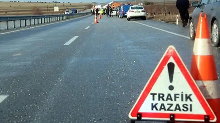 İzmir haber: Kamyon, motosiklete çarptı