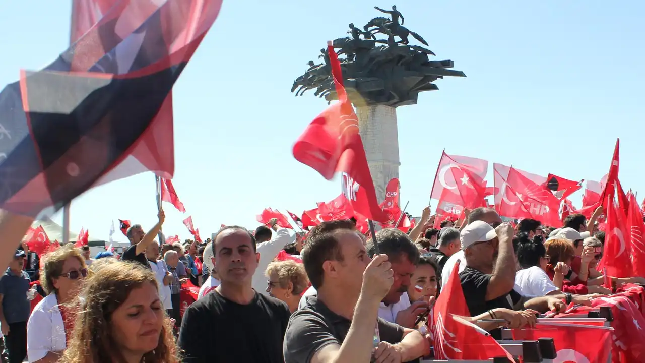 İzmir Mitingi için nefesler tutuldu  haberinin görseli