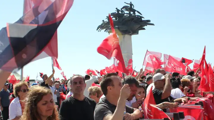 İzmir Mitingi için nefesler tutuldu 