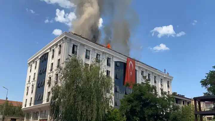 Öğrenci yurdunun çatısında yangın: Kontrol altına alındı