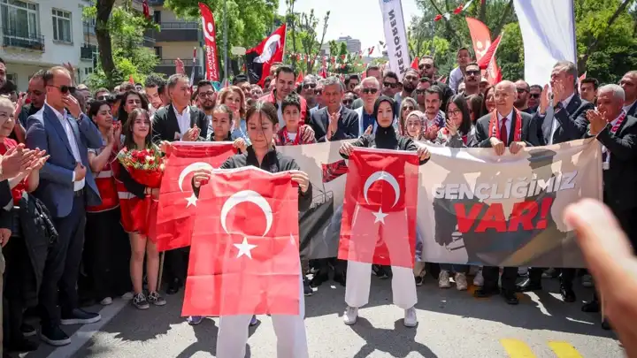 Özgür Özel: Gençler bugün Ankara'da Atatürk’ün emanetine çok güçlü bir şekilde sahip çıkıyorlar