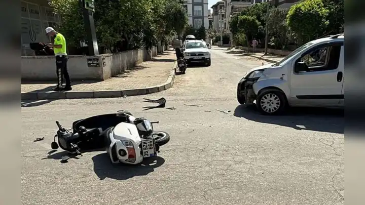 Tire'de hafif ticari araçla motosiklet çarpıştı: 2 yaralı