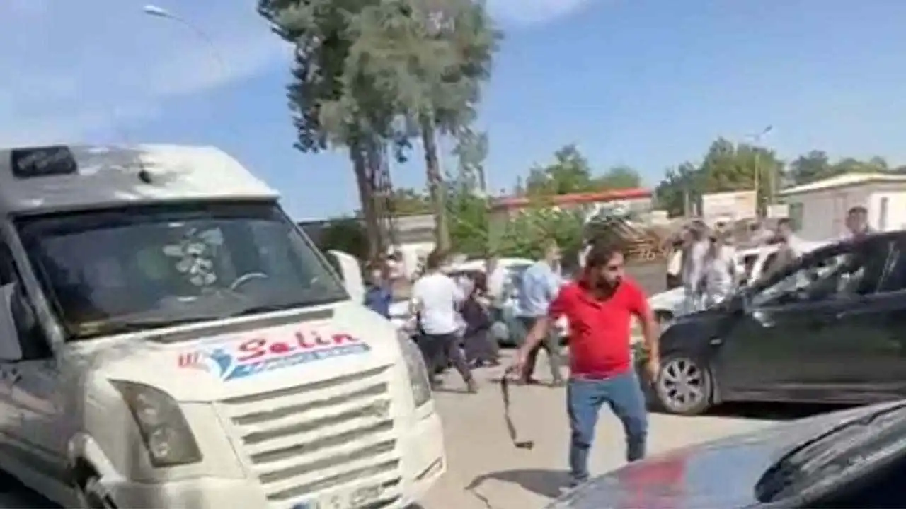 Adliye binası önünde taşlı sopalı kavga: 5 yaralı, 7 gözaltı haberinin görseli
