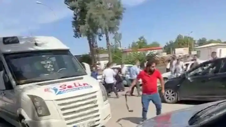 Adliye binası önünde taşlı sopalı kavga: 5 yaralı, 7 gözaltı