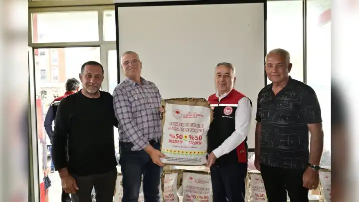 İzmir'de ayçiçeği üreticilerine tohum desteği