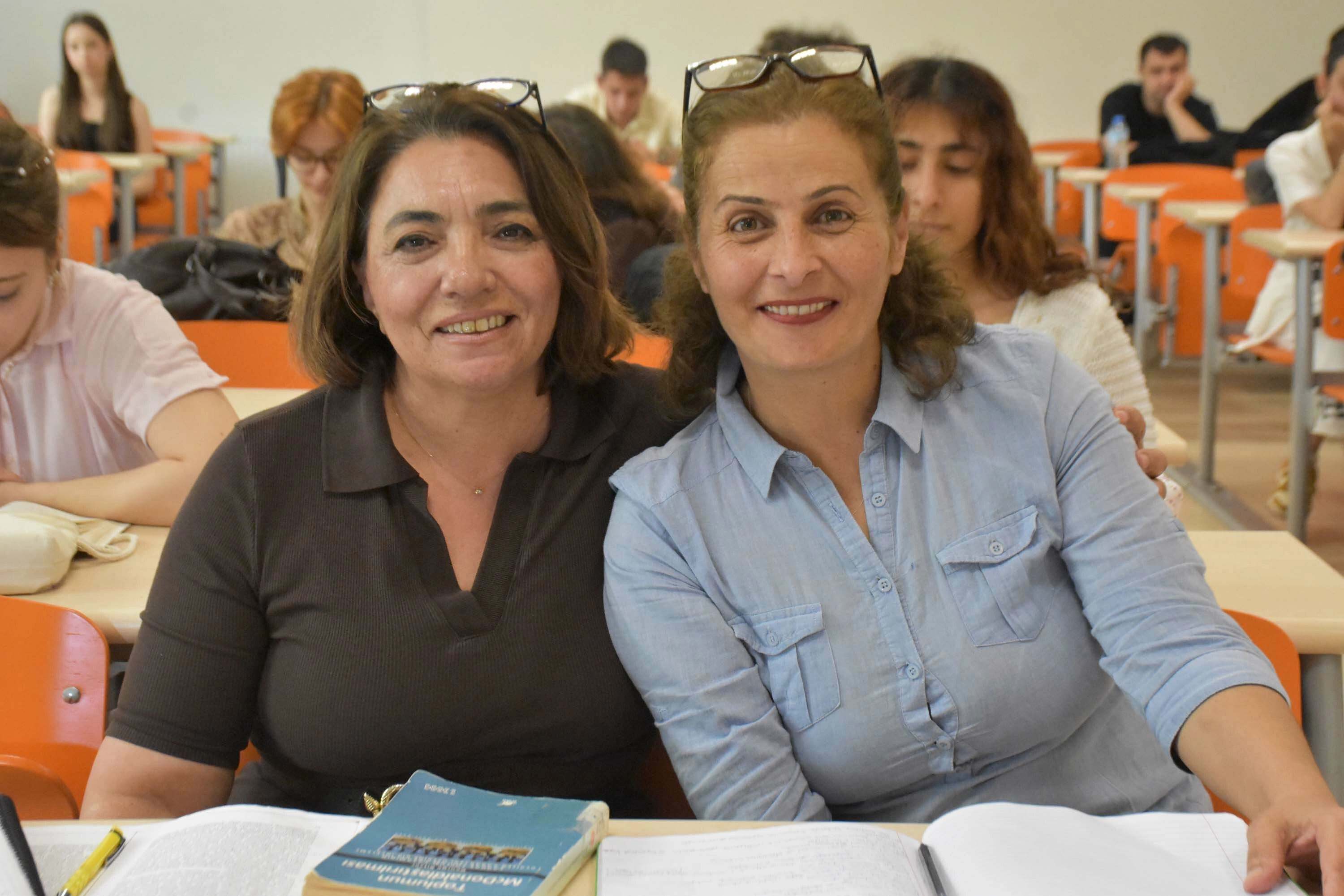 İzmir&#039;de ikinci baharlarında üniversiteli oldular başlıklı video haberin görseli