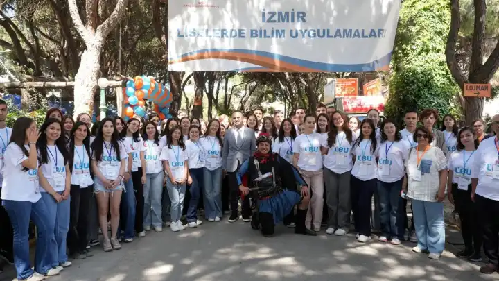 İzmir’de lise öğrencilerinden bilim şöleni