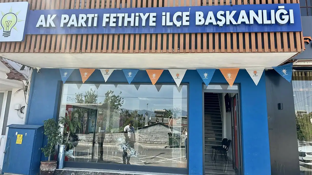 AK Parti binasına taşlı saldırı: Camları kırdı, kaçtı haberinin görseli