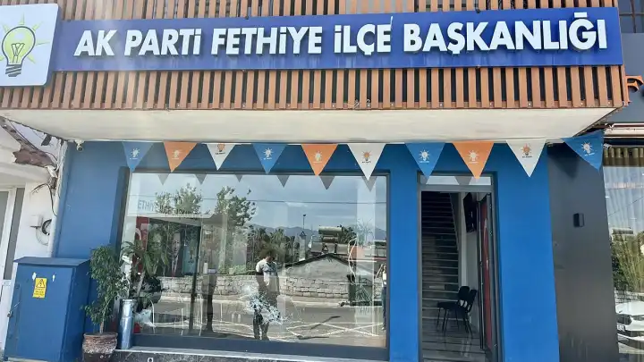 AK Parti binasına taşlı saldırı: Camları kırdı, kaçtı