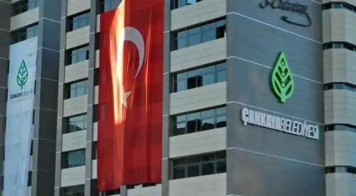 Belediye önünde 'ölü köpek' ile eylem