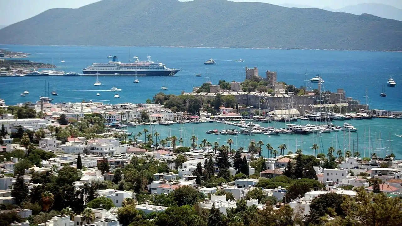 Bodrum'da yaz sezonu başladı: Oda fiyatları 43 bin liraya, plaj girişleri 6 bin liraya kadar çıkıyor! haberinin görseli