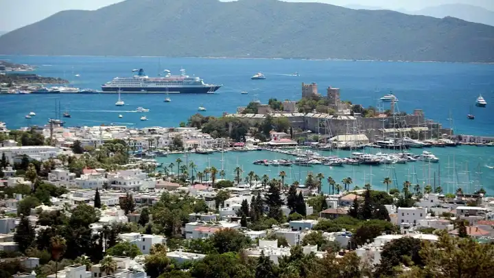 Bodrum'da yaz sezonu başladı: Oda fiyatları 43 bin liraya, plaj girişleri 6 bin liraya kadar çıkıyor!