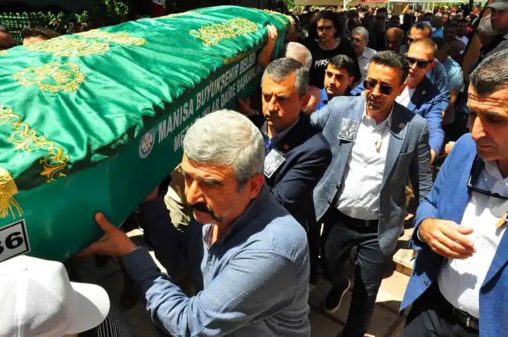 CHP lideri Özel Manisa’da cenazeye katıldı