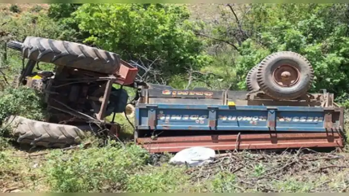 Devrilen traktörün altında kalan sürücü yaşamını yitirdi