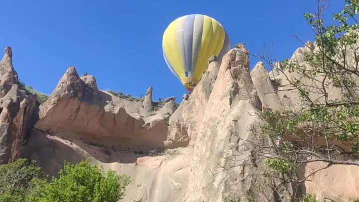 Kapadokya’da sıcak hava balonu kayalıklara sıkıştı: 20 turist mahsur kaldı