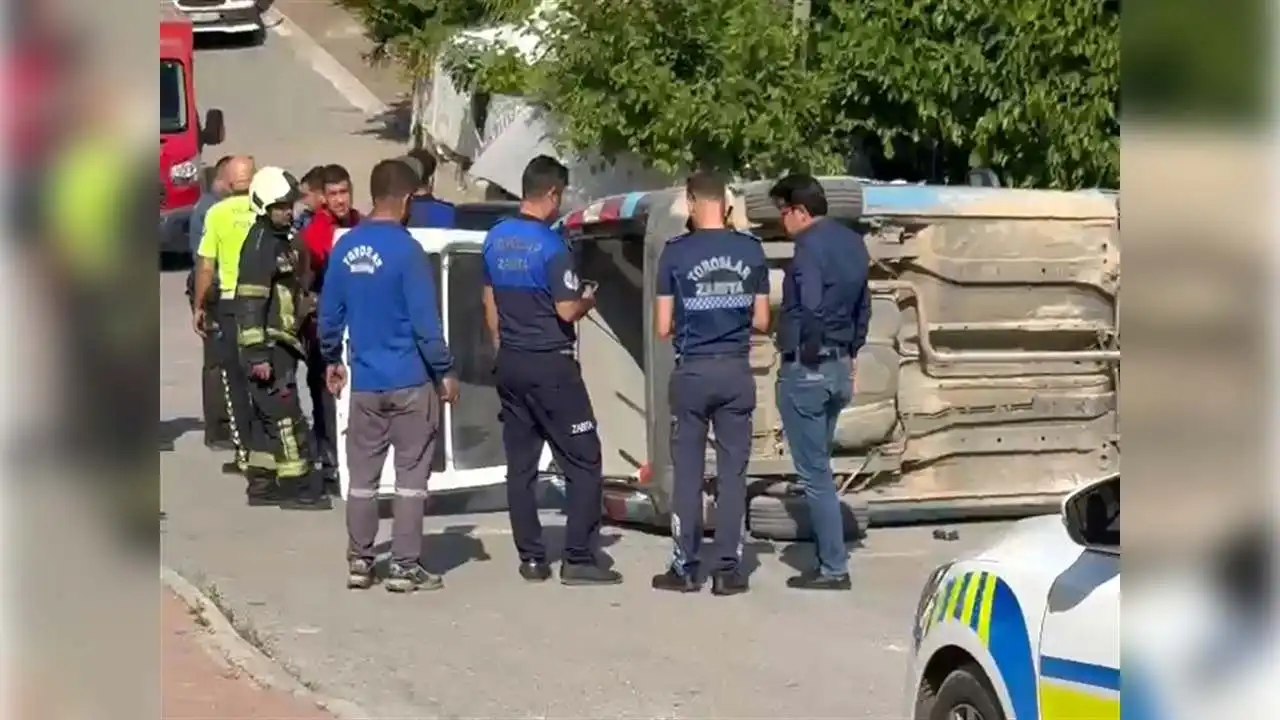 Otomobilin çarptığı zabıta aracı devrildi haberinin görseli