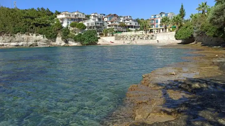 Tatilde kalabalıktan kaçanların gözdesi! Karaburun’un en güzel denizi… Herkes oraya akın ediyor!