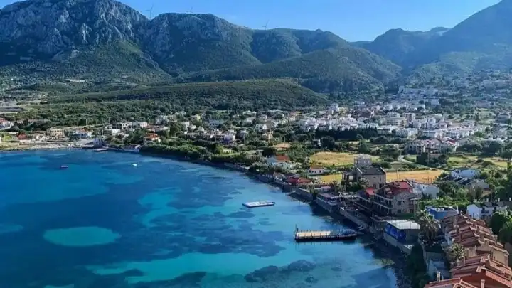Burası o bildiğiniz koylara benzemiyor! Karaburun’un en güzel koyu, tatil kavramını baştan yazıyor haberinin görseli