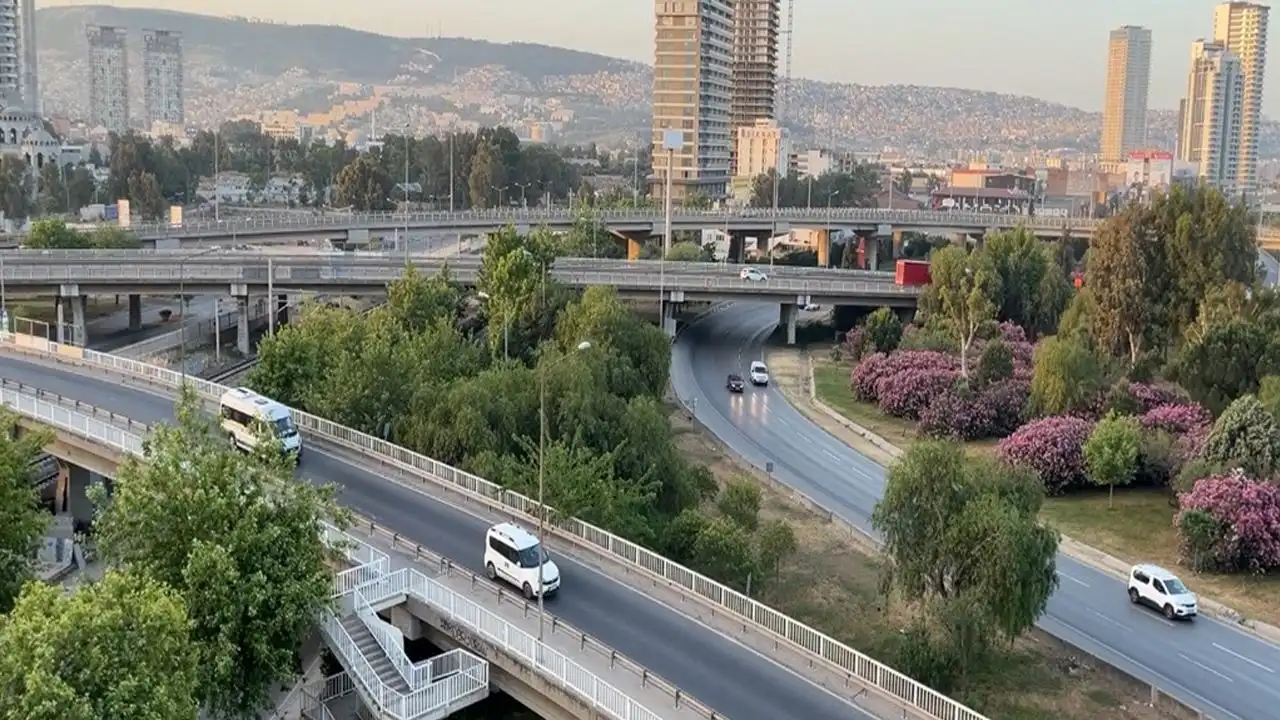 Ege Denizi'nde korkutan deprem: İzmir ve çevre illerde hissedildi haberinin görseli
