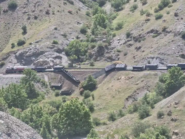 Elazığ’da kaza: Yük treni raydan çıktı